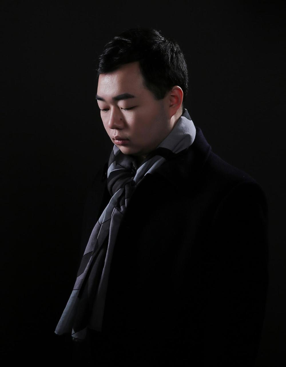 Photo Vertical - Liu Yizhang